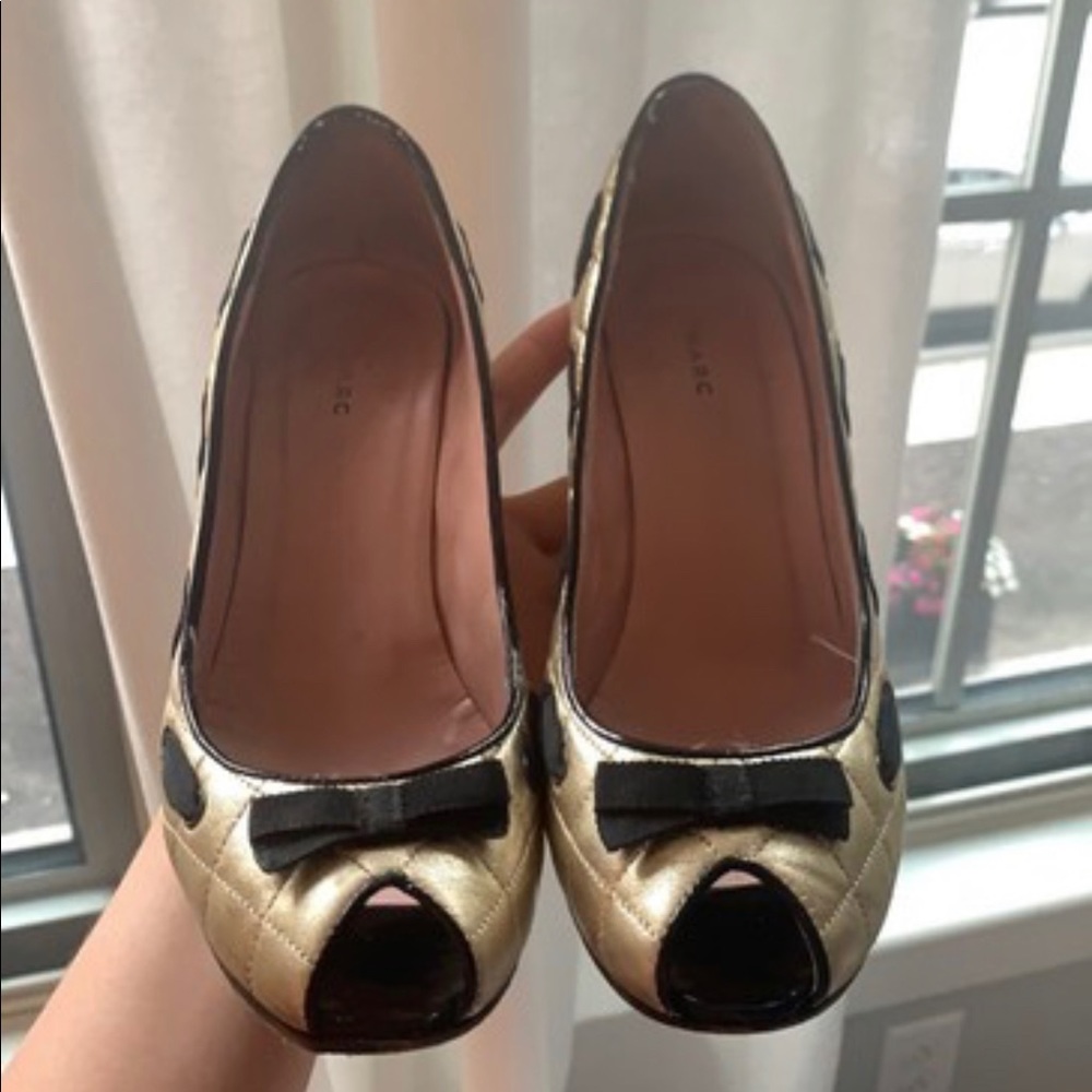 Marc Jacobs gold quilted peep toe heels
